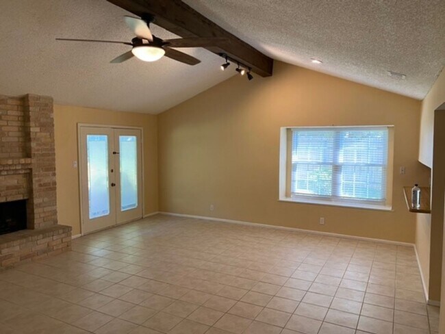 Building Photo - NOW VACANT: Beautiful home with huge back ...