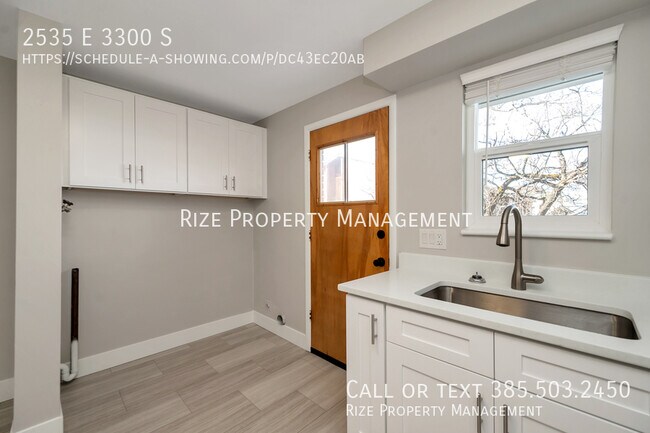 Building Photo - Luxury, Location, and Convenience.