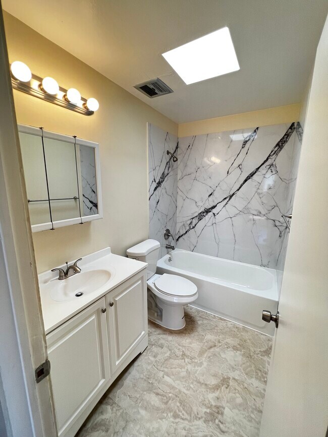 Building Photo - 2157 Carlmont Dr