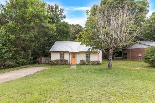 Building Photo - AVAILABLE IN OCTOBER! 2 beds 1 bath