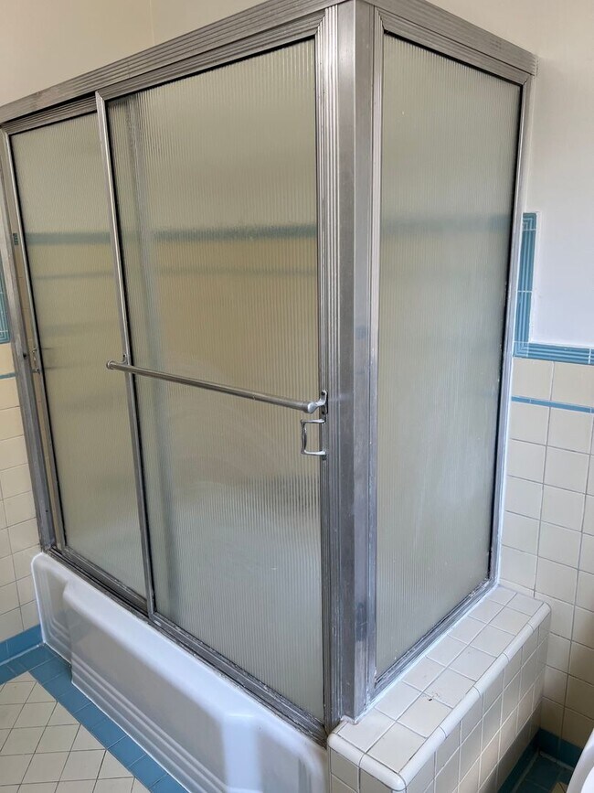 Foto del edificio - Rowena Ave, LLC.