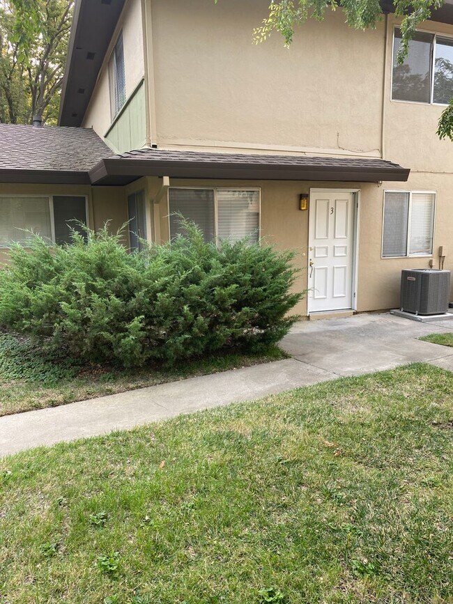 Foto del edificio - $300 OFF FIRST MONTH'S RENT-2-Story Condo ...