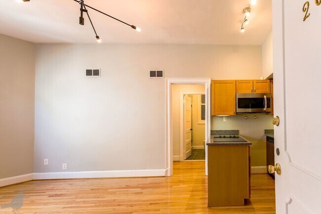 Building Photo - Charming Condo in the Heart of the City!