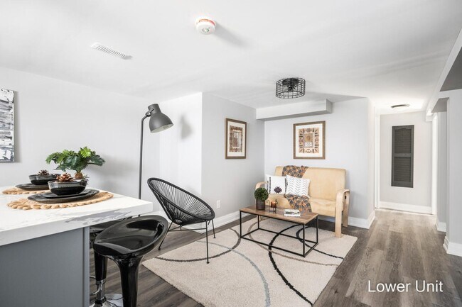 Photo du bâtiment - Stylish 2 Bedroom Apartment – All Utilities & Parking Included – $1,999/month