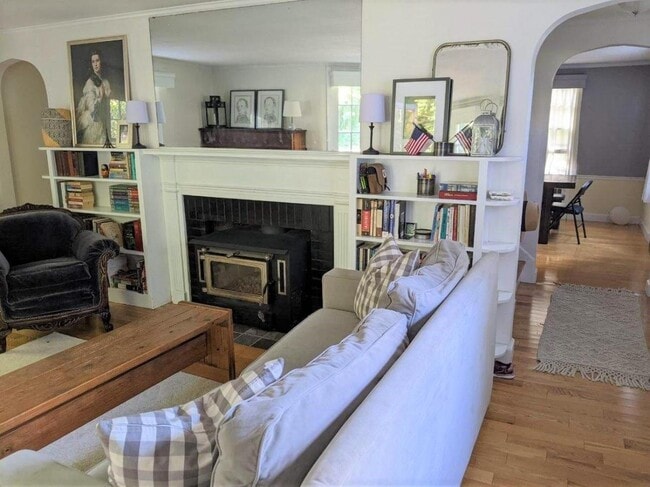 Building Photo - Charming 4-Bed, 1.5 Baths in Holden, MA