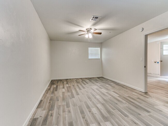 Foto del edificio - 4 Bedroom/2 Bath home with fenced yard.