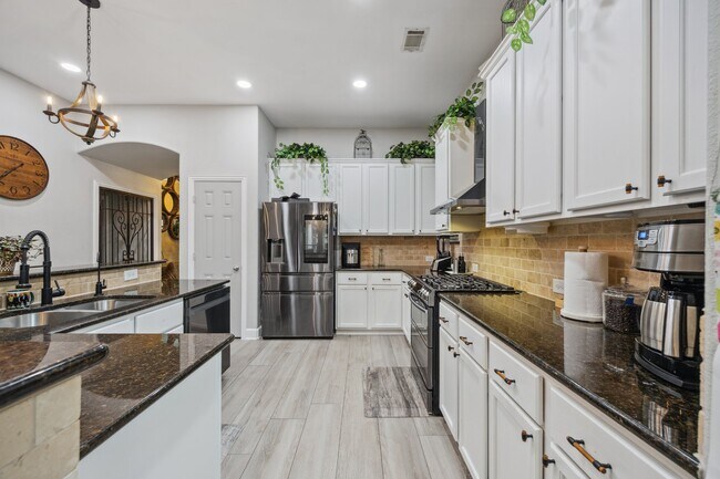 Foto del edificio - 8146 Little Scarlet St