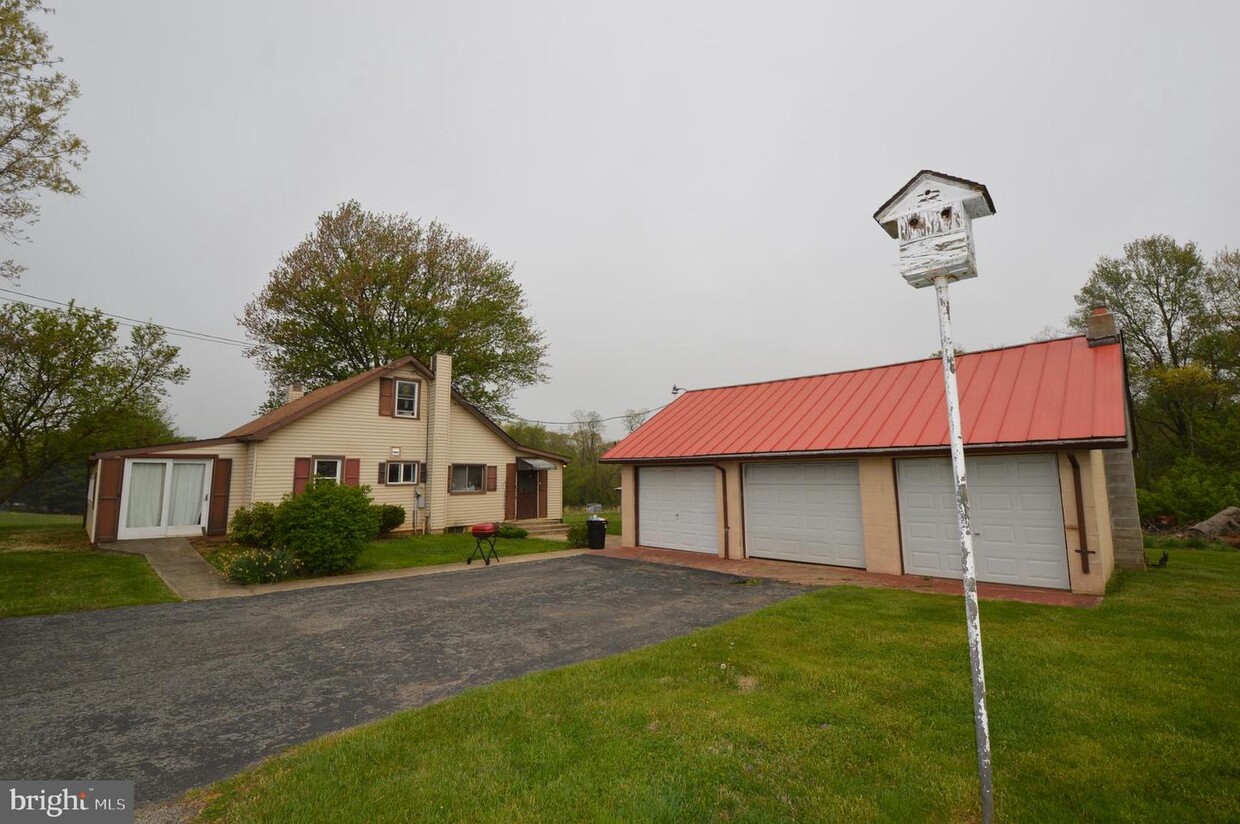 Primary Photo - 308 W Ridge Rd