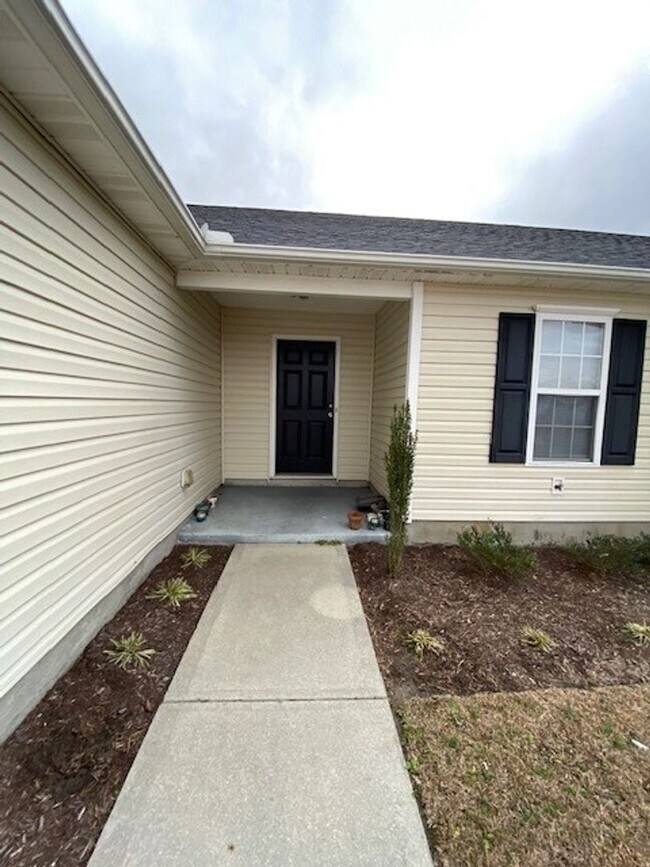 Building Photo - Welcome to this beautiful 4 bedroom, 2 bathroom home located in the desirable area of Wilmington,...