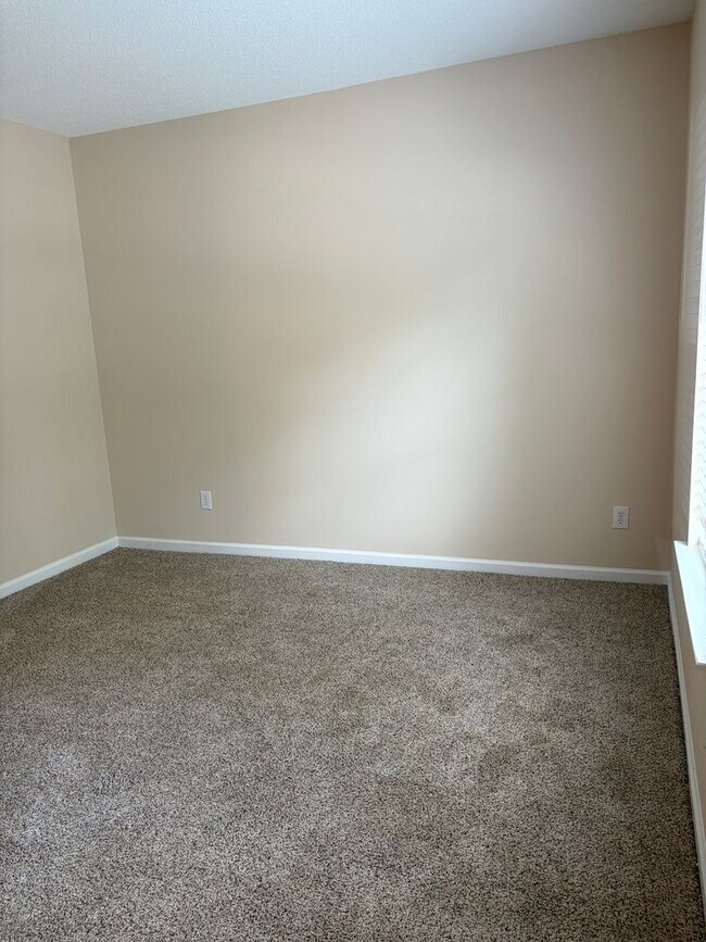 Building Photo - Large Home in Established Neighborhood