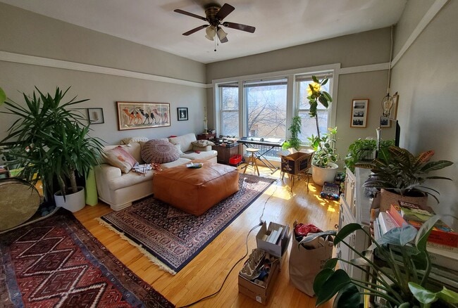 Photo - 2068 W Hutchinson St Apartment