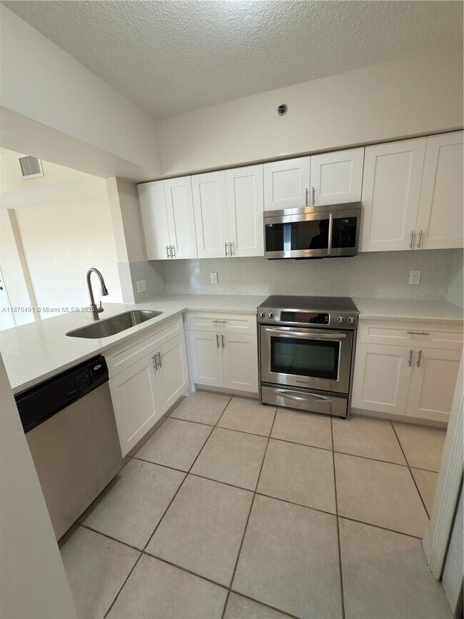 Building Photo - 9340 Fontainebleau Blvd