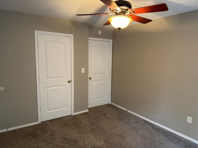 Foto del edificio - 3 Bedroom! 2 Baths! 2 Car Garage!  Kickapo...
