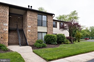 Building Photo - 10 Sumac Ct