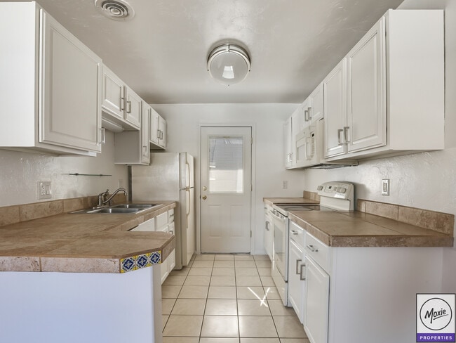 Building Photo - 2214 S Granada Dr