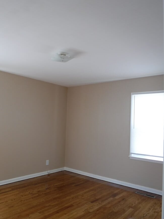 Building Photo - 505 W Meadow Ln