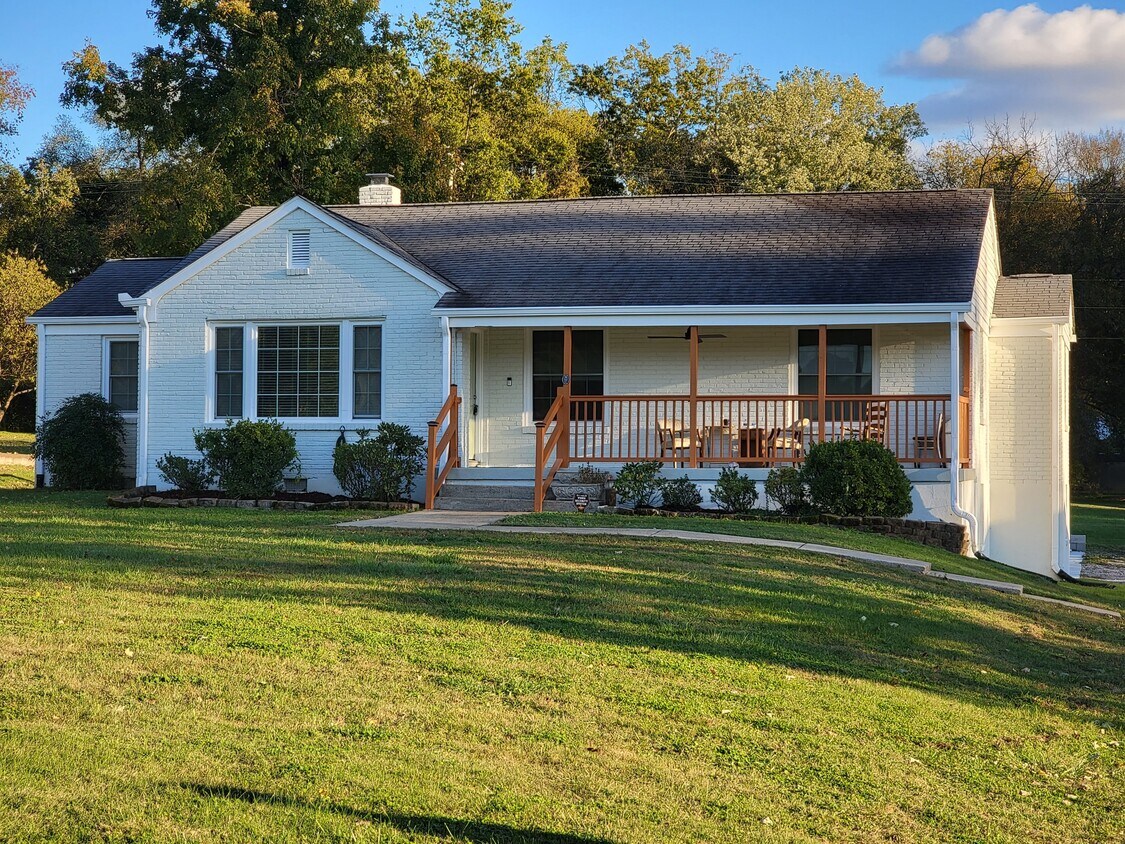 Primary Photo - 322 E Thompson Ln