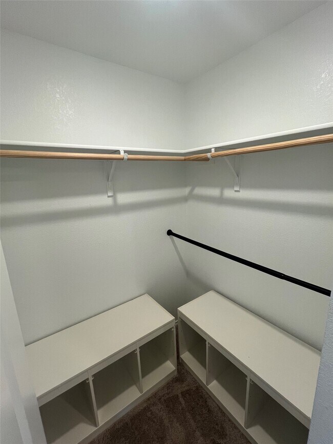 Foto del edificio - 520 Commander Abbott Dr