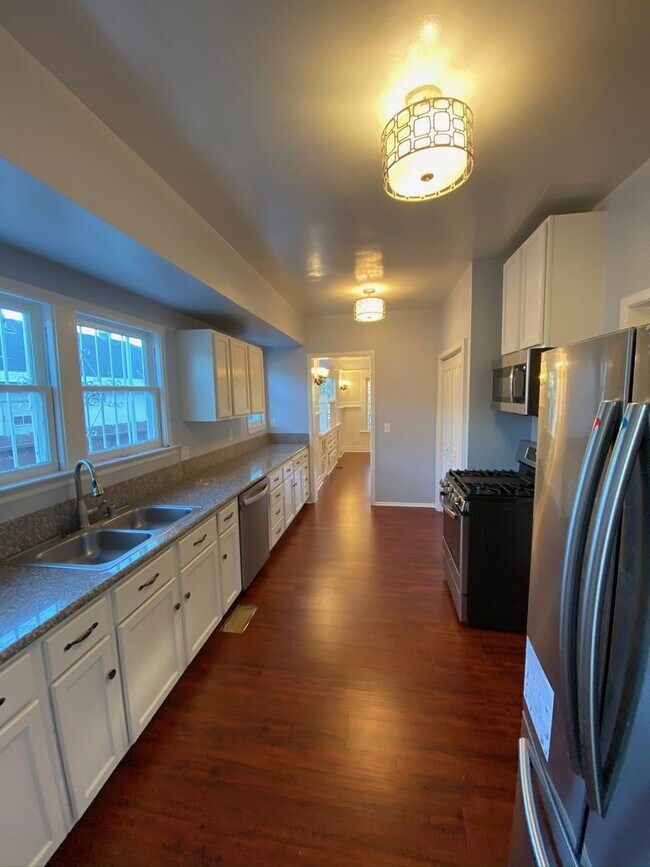 Foto del edificio - 1427 W 25th St