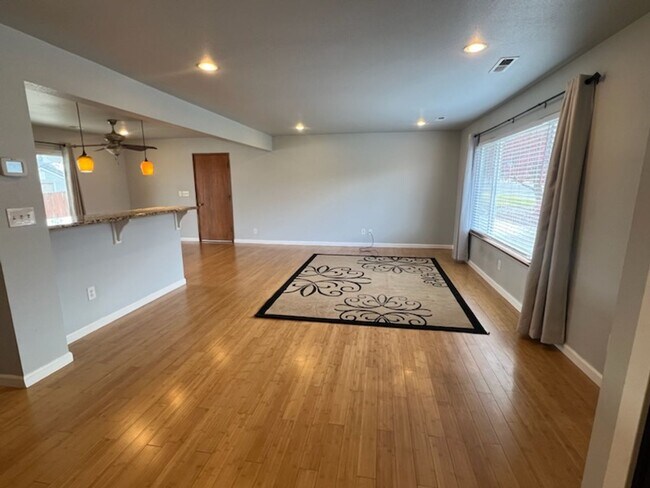 Foto del edificio - SPACIOUS 4 bed/2 bath home in desired location with double garage, fenced back yard!