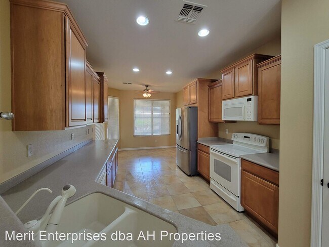 Building Photo - 2 br, 2 bath House - 567 W TWIN PEAKS PKWY