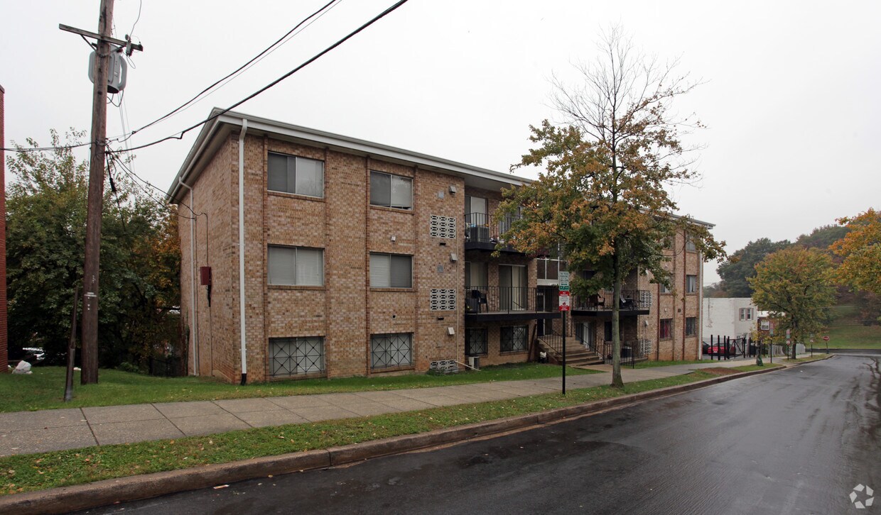 Foto principal - 4213 Brooks St NE