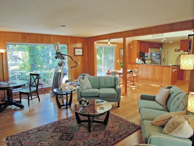 Common Living Area - 35 Front St S