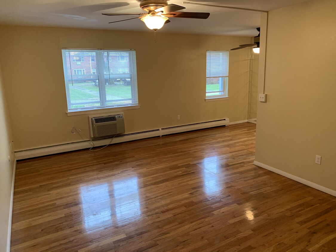 Living room - 50 Regency Park Dr