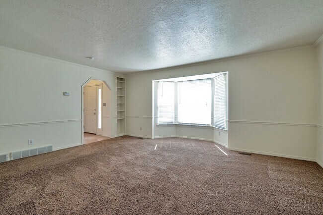 Building Photo - Beautiful home located in a fantastic Orem...