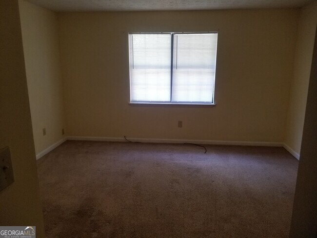 Building Photo - 135-135 Chesapeake Dr