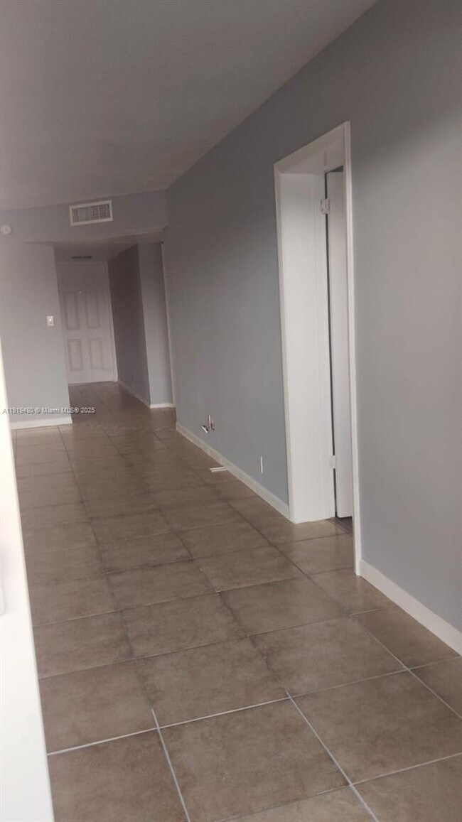 Foto del edificio - 7910 N Colony Cir