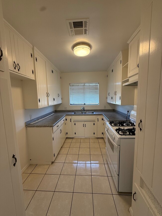 Building Photo - 5935 Buffalo Ave