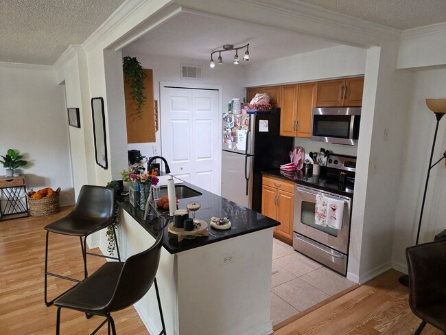 Building Photo - One Bedroom / 1 Bath Condo