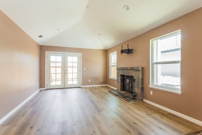 Foto del edificio - PURE Property Management Presents: Delightful 4 Bed 2 Bath Near Pioneer Park