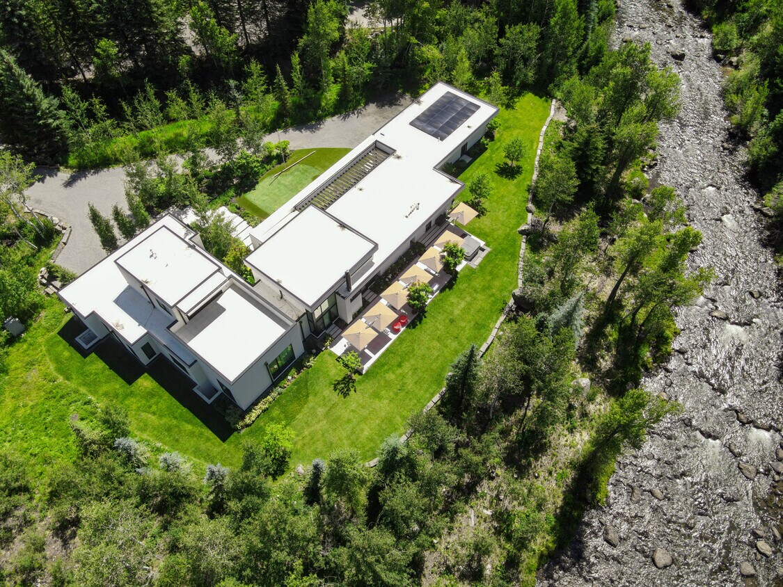 Primary Photo - 1411 Crystal Lake Rd