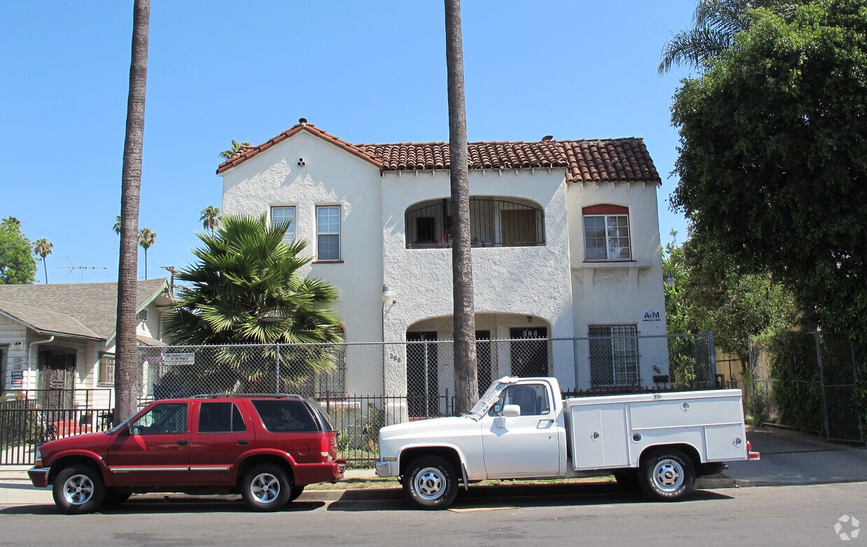 Building Photo - 625 W 47th St