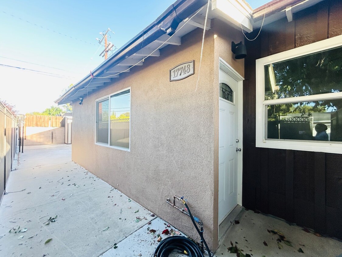 Foto principal - 7358 Balcom Ave