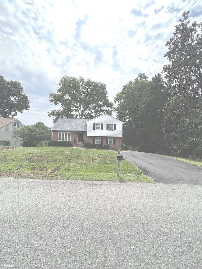 Foto del edificio - 4 br, 2 bath House - 2303 Fon Du Lac Road