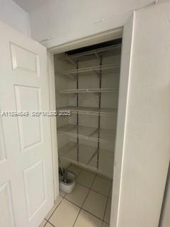 Foto del edificio - 465 S Royal Poinciana Blvd