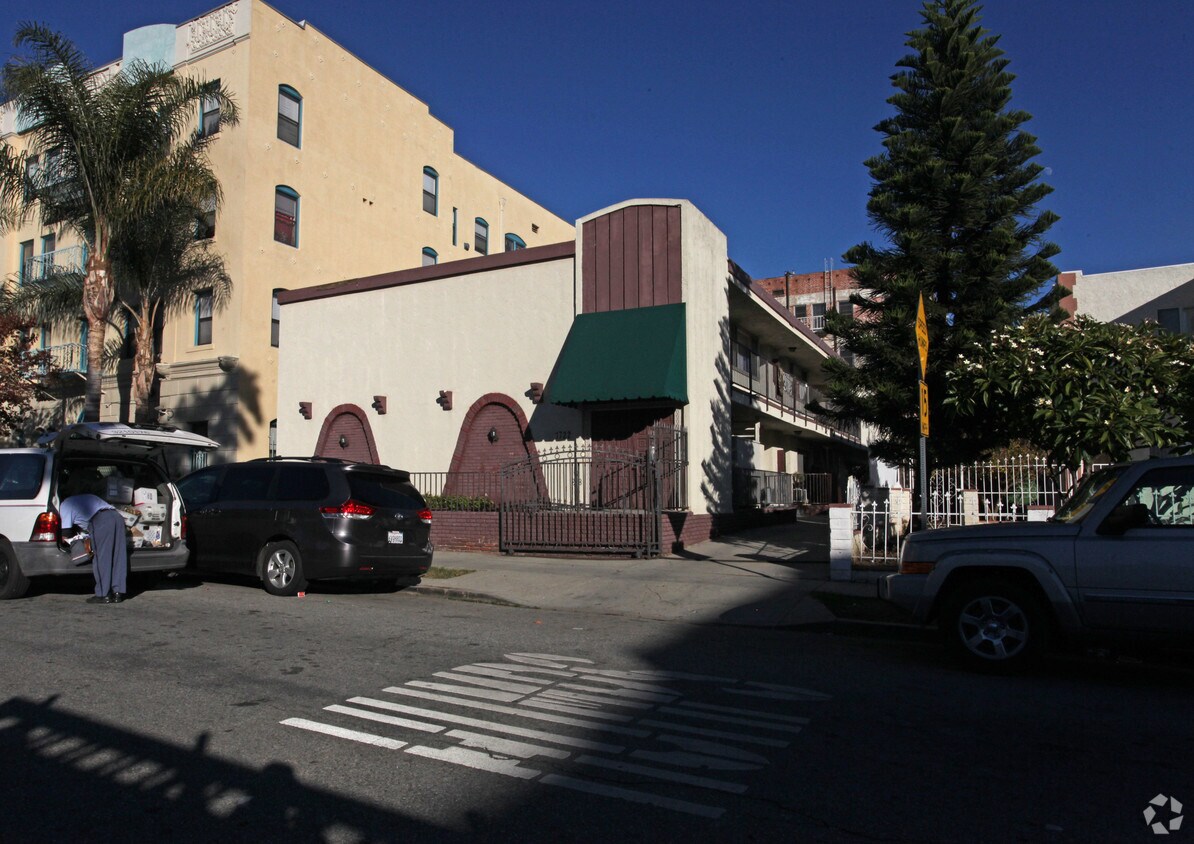 Primary Photo - 1722 Kenmore Ave