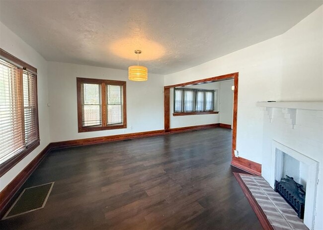 Building Photo - 1741 W Park Pl