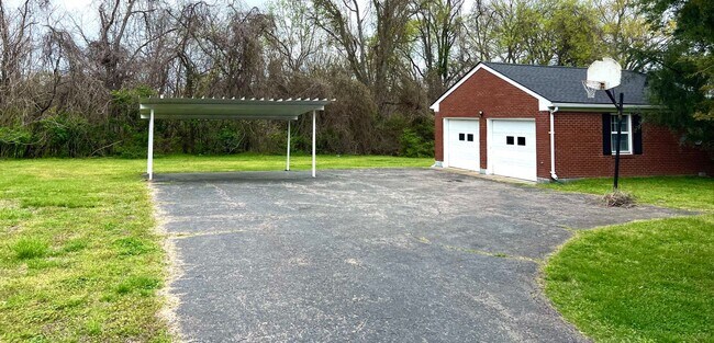 Photo - Available 9/15! $2200/MO Donelson living i... House