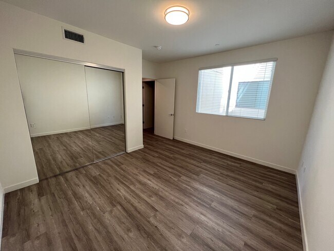 Foto del edificio - 5327 Hermitage Ave