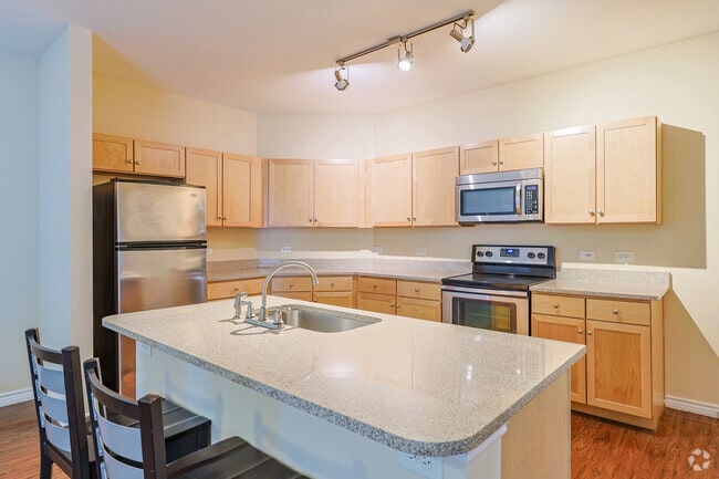 2BR, 2BA - 1,034SF - Dining Area - Axis West Campus