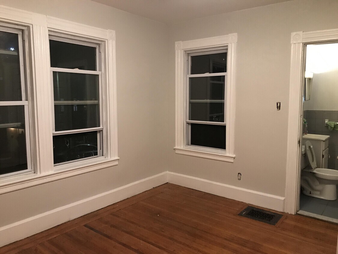 Building Photo - 62 Gordon St