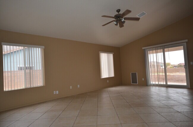 Foto del edificio - 3BR/2BA/2CG, 1802 sq.ft. rental in Sierra ...