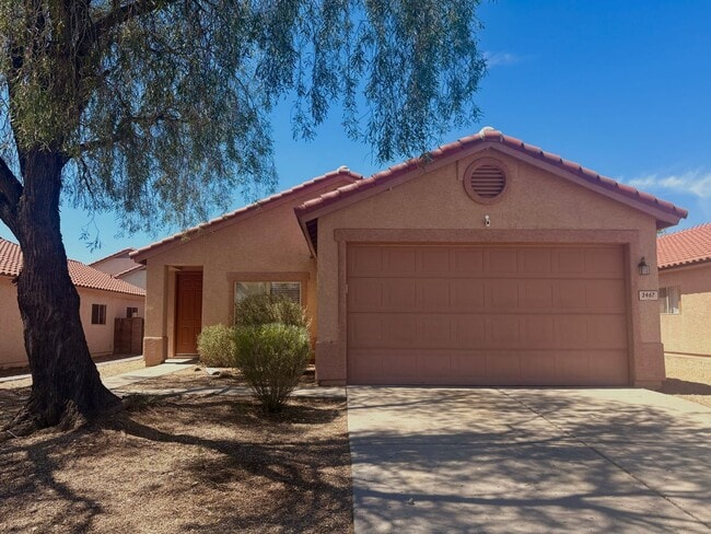 Building Photo - 3 Bed 2 Bath Gated Home On Grant & Silverbell With Community Pool