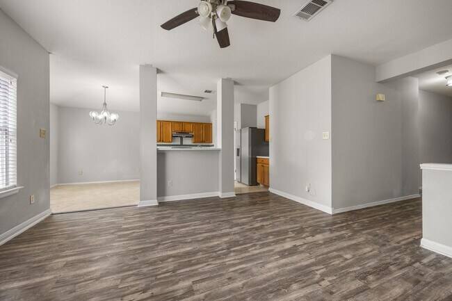 Foto del edificio - Charming 3-Bedroom Home in Round Rock – Large Backyard & No Carpet!