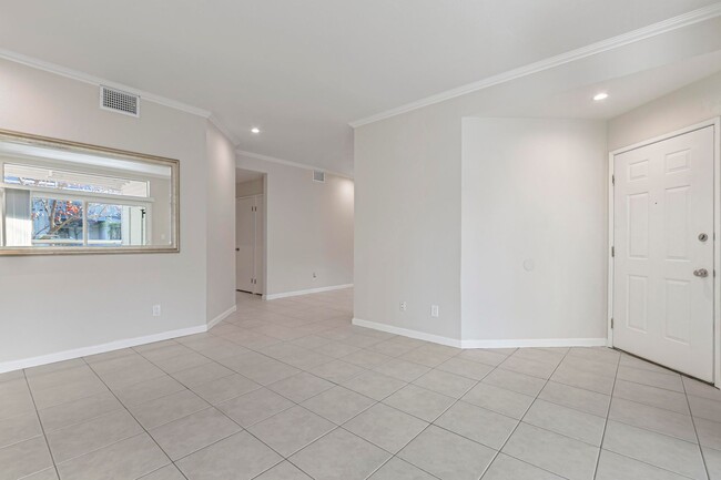 Building Photo - Upgraded 2 Bedroom Neighboring Willow Glen!