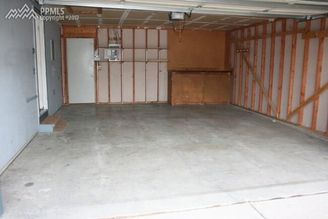 Building Photo - 7360 Songbird Dr